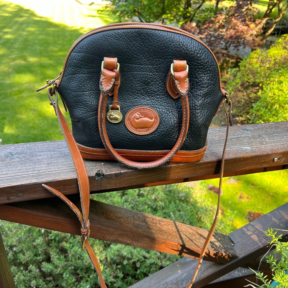 - BEAUTIFUL, like new, Vintage Dooney & Bourke purse with original strap!